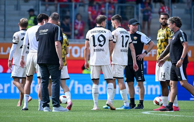 29.08.2026, xemx, Fussball 2.Bundesliga, 1.FC Heidenheim - Dynamo Dresden v.l. Mannschaft, Spieler, enttaeuscht, enttaeuscht schauend nach Spielende, dissapointed at the end of the match (DFL DFB REGULATIONS PROHIBIT ANY USE OF PHOTOGRAPHS as IMAGE SEQUENCES and or QUASI-VIDEO) Heidenheim *** August 29, 2026, xemx, Soccer 2. Bundesliga, 1. FC Heidenheim vs. Dynamo Dresden, Players, disappointed, looking disappointed after the match, disappointed at the end of the match. DFL and DFB regulations prohibit any use of photographs as image sequences and or quasi-video. Heidenheim