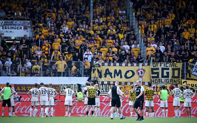 29.08.2026, xemx, Fussball 2.Bundesliga, 1.FC Heidenheim - Dynamo Dresden v.l. Mannschaft, Spieler, enttaeuscht, enttaeuscht schauend nach Spielende, dissapointed at the end of the match (DFL DFB REGULATIONS PROHIBIT ANY USE OF PHOTOGRAPHS as IMAGE SEQUENCES and or QUASI-VIDEO) Heidenheim *** August 29, 2026, xemx, Soccer 2. Bundesliga, 1. FC Heidenheim vs. Dynamo Dresden, Players, disappointed, looking disappointed after the match, disappointed at the end of the match. DFL and DFB regulations prohibit any use of photographs as image sequences and or quasi-video. Heidenheim