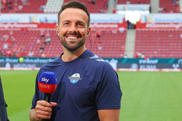 Mainz, Deutschland 29. August 2026: 1. BL - 2026 2027 - Sp. 1 - 1. FSV Mainz 05 gegen SC Paderborn 07 Im Bild: Trainer Ralf Kettemann (SCP) beim Fernsehinterview mit dem Sender sky mit Mikrofon in der Hand. DFL regulations prohibit any use of photographs as image sequences and or quasi-video Mewa Arena Rheinland - Pfalz *** Mainz, Germany, August 29, 2026, Bundesliga 1, 2026–2027 Season, Matchday 1, 1: FSV Mainz 05 vs. SC Paderborn 07. Pictured: SCP coach Ralf Kettemann during a television interview with Sky Sport, holding a microphone. DFL regulations prohibit any use of photographs as image sequences and or quasi-video. Mewa Arena, Rhineland-Palatinate Copyright: xFotostandx xRacochax