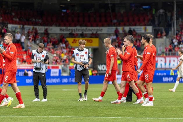 Freude Emotionen nach dem Spiel bei Patrick Mainka (1.FC Heidenheim, 06) Marko Zrilic (1.FC Heidenheim, 41) Budu Zivzivadze (1.FC Heidenheim, 11) Leart Pacarada (1.FC Heidenheim, 23), GER, 1.FC Heidenheim vs. SG Dynamo Dresden, Fussball, 2. Bundesliga, 03. Spieltag, Spielzeit 2026 2027, 29.08.2026, DFL DFB REGULATIONS PROHIBIT ANY USE OF PHOTOGRAPHS AS IMAGE SEQUENCES AND OR QUASI-VIDEO, GER, 1.FC Heidenheim vs. SG Dynamo Dresden, Fussball, 2. Bundesliga, 03. Spieltag, Spielzeit 2026 2027, 29.08.2026 Heidenheim *** Joy and excitement after the game: Patrick Mainka 1, FC Heidenheim; 06 Marko Zrilic 1, FC Heidenheim; 41 Budu Zivzivadze 1, FC Heidenheim; 11 Leart Pacarada 1, FC Heidenheim; 23 , GER, 1 FC Heidenheim vs. SG Dynamo Dresden, Soccer, 2. Bundesliga, Matchday 3, 2026–2027 Season, August 29, 2026, DFL and DFB regulations prohibit any use of photographs as image sequences and or quasi-video, GER, 1 FC Heidenheim vs. SG Dynamo Dresden, Soccer, 2. Bundesliga, Matchday 3, 2026–2027 season, August 29, 2026, Heidenheim Copyright: xEibner-Pressefoto JanixPlessx EP_JPL