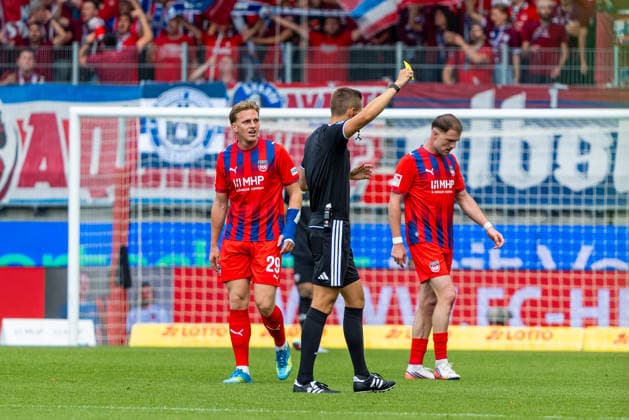 2. Fußball Bundesliga: 1. FC Heidenheim 1846 e.V. vs. Dynamo Dresden; 29.08.2026 Heidenheim, GERMANY - 29. August 2027: Felix Bickel (Schiedsrichter) vergibt Gelbe Karte während dem Spiel zwischen dem 1. FC Heidenheim 1846 e.V. und Dynamo Dresden am 3. Spieltag der 2. Bundesliga in der Voith-Arena. *** German Bundesliga 1: 1 FC Heidenheim 1846 e.V. vs. Dynamo Dresden, August 29, 2026, Heidenheim, GERMANY August 29, 2027: Referee Felix Bickel issues a yellow card during the match between 1 FC Heidenheim 1846 e.V. and Dynamo Dresden on Matchday 3 of the 2. Bundesliga at the Voith Arena Copyright: xBEAUTIFULxSPORTS Steinx