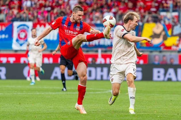 2. Fußball Bundesliga: 1. FC Heidenheim 1846 e.V. vs. Dynamo Dresden; 29.08.2026 Heidenheim, GERMANY - 29. August 2027: Patrick Mainka (1. FC Heidenheim 1846, 6) im Zweikampf um den Ball mit Vincent Vermeij (Dynamo Dresden, 9) während dem Spiel zwischen dem 1. FC Heidenheim 1846 e.V. und Dynamo Dresden am 3. Spieltag der 2. Bundesliga in der Voith-Arena. *** 2. Bundesliga: 1. FC Heidenheim 1846 e.V. vs. Dynamo Dresden, August 29, 2026, Heidenheim, GERMANY; August 29, 2027; Patrick Mainka, 1. FC Heidenheim 1846, 6 battling for the ball with Vincent Vermeij of Dynamo Dresden, 9 during the match between 1 FC Heidenheim 1846 e.V. and Dynamo Dresden on Matchday 3 of the 2. Bundesliga at the Voith Arena Copyright: xBEAUTIFULxSPORTS Steinx