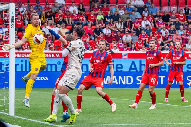 2. Fußball Bundesliga: 1. FC Heidenheim 1846 e.V. vs. Dynamo Dresden; 29.08.2026 Heidenheim, GERMANY - 29. August 2027: Thomas Dähne (1. FC Heidenheim 1846, 33) wehrt einen Ball ab während dem Spiel zwischen dem 1. FC Heidenheim 1846 e.V. und Dynamo Dresden am 3. Spieltag der 2. Bundesliga in der Voith-Arena. *** 2. Bundesliga: 1. FC Heidenheim 1846 e.V. vs. Dynamo Dresden, August 29, 2026, Heidenheim, GERMANY, August 29, 2027, Thomas Dähne, 1. FC Heidenheim 1846, 33 blocks a shot during the match between 1 FC Heidenheim 1846 e.V. and Dynamo Dresden on Matchday 3 of the 2. Bundesliga at the Voith Arena Copyright: xBEAUTIFULxSPORTS Steinx