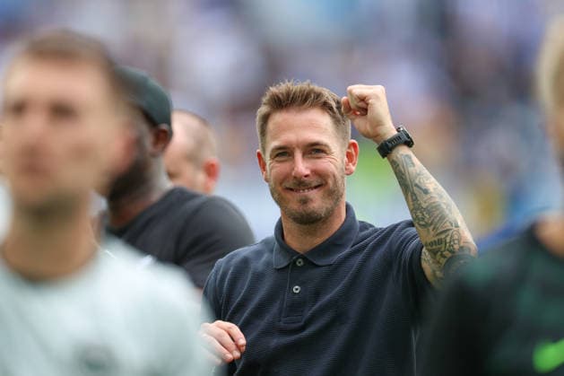 Tobias Strobl (VfL Wolfsburg, Chef-Trainer) happy bei den Fans, Karlsruher SC vs. VfL Wolfsburg, 2. Bundesliga, 3. Spieltag, 2026 2027, 29.08.2026, DFL REGULATIONS PROHIBIT ANY USE OF PHOTOGRAPHS AS IMAGE SEQUENCES AND OR QUASI-VIDEO, Karlsruher SC vs. VfL Wolfsburg, 2. Bundesliga, 3. Spieltag, 2026 2027, 29.08.2026 Karlsruhe *** Tobias Strobl, VfL Wolfsburg, Head Coach, popular with the fans, Karlsruher SC vs. VfL Wolfsburg, 2. Bundesliga, Matchday 3, 2026–2027, August 29, 2026, DFL regulations prohibit any use of photographs as image sequences and or quasi-video, Karlsruher SC vs. VfL Wolfsburg, 2. Bundesliga, Matchday 3, 2026–2027, August 29, 2026, Karlsruhe Copyright: xEibner-Pressefoto JanxPrihodax EP_JPA