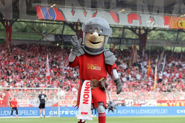 29.08.2026, xtgx, Fussball 1.Bundesliga, Union Berlin - Eintracht Frankfurt v.l. Maskottchen Ritter Keule Berlin *** August 29, 2026, xtgx, Soccer, Bundesliga 1, Union Berlin vs. Eintracht Frankfurt, featuring Ritter Keule, the Berlin mascot