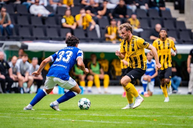 Mika Schroers (Alemannia Aachen, 27) und Stefan Rankic (SV Meppen, 33) gehen zum Ball Alemannia Aachen vs. SV Meppen, Fussball, 3. Liga, 3. Spieltag, Saison 2026 2027, 29.08.2026 DFB REGULATIONS PROHIBIT ANY USE OF PHOTOGRAPHS AS IMAGE SEQUENCES AND OR QUASI-VIDEO Alemannia Aachen vs. SV Meppen, Fussball, 3. Liga, 3. Spieltag, Saison 2026 2027, 29.08.2026 Aachen Copyright: xEibner-Pressefoto J.xDerondeaux EP_JDU