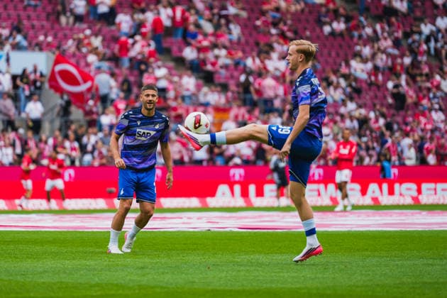 Andrej Kramaric (TSG Hoffenheim, 27) lacht beim warm spielen, Mats Rots (TSG Hoffenheim, 39) am Ball 1.FC Köln vs. TSG Hoffenheim, Fussball, Bundesliga, 1.Spieltag, Saison 2026 27, 29.08.2026, DFL REGULATIONS PROHIBIT ANY USE OF PHOTOGRAPHS AS IMAGE SEQUENCES AND OR QUASI-VIDEO, 1.FC Köln vs. TSG Hoffenheim, Fussball, Bundesliga, 1.Spieltag, Saison 2026 27, 29.08.2026 Köln *** Andrej Kramaric of TSG Hoffenheim, 27, laughs during warm-ups; Mats Rots of TSG Hoffenheim, 39, with the ball—1. FC Köln vs. TSG Hoffenheim, soccer, Bundesliga, Matchday 1, 2026–27 season, August 29, 2026, DFL regulations prohibit any use of photographs as image sequences and or quasi-video, 1. FC Köln vs. TSG Hoffenheim, soccer, Bundesliga, Matchday 1, 2026–27 Season, August 29, 2026, Cologne Copyright: xEibner-Pressefoto LukasxBaldygax EP_LBA