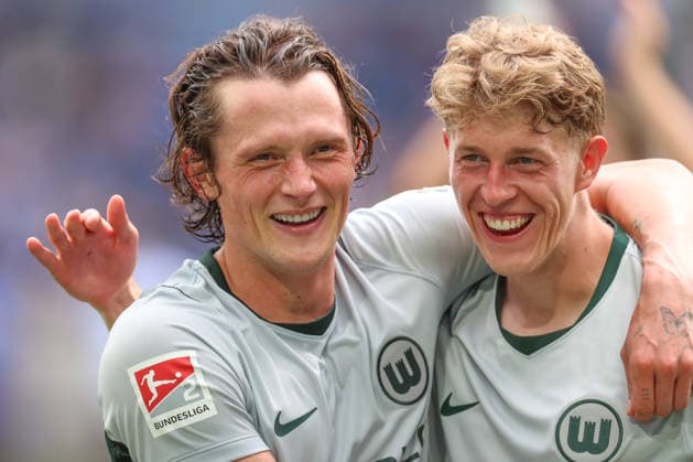 Fabian Reese (VfL Wolfsburg, 11) und Alexander Bernhardsson (VfL Wolfsburg, 17) happy nach dem Spiel, Karlsruher SC vs. VfL Wolfsburg, 2. Bundesliga, 3. Spieltag, 2026 2027, 29.08.2026, DFL REGULATIONS PROHIBIT ANY USE OF PHOTOGRAPHS AS IMAGE SEQUENCES AND OR QUASI-VIDEO, Karlsruher SC vs. VfL Wolfsburg, 2. Bundesliga, 3. Spieltag, 2026 2027, 29.08.2026 Karlsruhe *** Fabian Reese (VfL Wolfsburg), 11, and Alexander Bernhardsson (VfL Wolfsburg), 17, happy after the game: Karlsruher SC vs. VfL Wolfsburg, 2. Bundesliga, Matchday 3, 2026–2027, August 29, 2026, DFL regulations prohibit any use of photographs as image sequences and or quasi-video, Karlsruher SC vs. VfL Wolfsburg, 2. Bundesliga, Matchday 3, 2026–2027, August 29, 2026, Karlsruhe Copyright: xEibner-Pressefoto JanxPrihodax EP_JPA