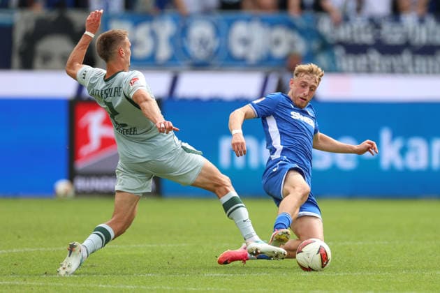 Noel Eichinger (Karlsruher SC, 11) im Zweikampf mit Kilian Fischer (VfL Wolfsburg, 02), Karlsruher SC vs. VfL Wolfsburg, 2. Bundesliga, 3. Spieltag, 2026 2027, 29.08.2026, DFL REGULATIONS PROHIBIT ANY USE OF PHOTOGRAPHS AS IMAGE SEQUENCES AND OR QUASI-VIDEO, Karlsruher SC vs. VfL Wolfsburg, 2. Bundesliga, 3. Spieltag, 2026 2027, 29.08.2026 Karlsruhe *** Noel Eichinger (Karlsruher SC), No. 11, in a tackle with Kilian Fischer (VfL Wolfsburg), No. 02, Karlsruher SC vs. VfL Wolfsburg, 2. Bundesliga, Matchday 3, 2026–2027, August 29, 2026, DFL regulations prohibit any use of photographs as image sequences and or quasi-video, Karlsruher SC vs. VfL Wolfsburg, 2. Bundesliga, Matchday 3, 2026–2027, August 29, 2026, Karlsruhe Copyright: xEibner-Pressefoto JanxPrihodax EP_JPA
