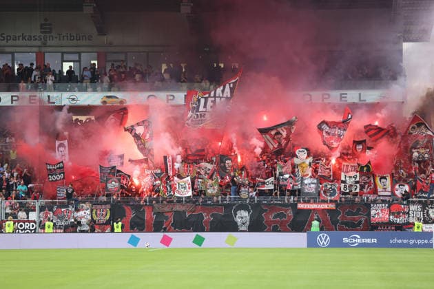 29.08.2026, Fussball, Herren, 1. Bundesliga, Saison 2026 2027, SV 07 Elversberg - Bayer 04 Leverkusen, Fans von Bayer 04 Leverkusen zünden Pyrotechnik Elversberg Ursapharm-Arena an der Kaiserlinde Saarland Deutschland *** August 29, 2026, Soccer, Men s, Bundesliga 1, 2026–2027 Season, SV 07 Elversberg vs. Bayer 04 Leverkusen; Bayer 04 Leverkusen fans set off pyrotechnics at the Elversberg Ursapharm Arena on Kaiserlinde Street, Saarland, Germany Copyright: xSebastianxBachx