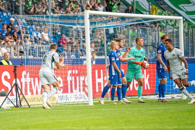 29.08.2026, xdaymx, Fussball 2.Bundesliga, Karlsruher SC - VfL Wolfsburg. Torjubel von Hauke Wahl (VFL Wolfsburg) zum zwischenzeitlichen 2:4 für den VFL Wolfsburg, nach einem Eckball von Fabian Reese (VFL Wolfsburg). (DFL DFB REGULATIONS PROHIBIT ANY USE OF PHOTOGRAPHS as IMAGE SEQUENCES and or QUASI-VIDEO) Karlsruhe *** August 29, 2026, xdaymx, Soccer, 2. Bundesliga, Karlsruher SC vs. VfL Wolfsburg—Hauke Wahl of VfL Wolfsburg celebrates a goal, bringing the score to 2–4 in favor of VfL Wolfsburg, following a corner kick by Fabian Reese, VFL Wolfsburg. DFL and DFB regulations prohibit any use of photographs as image sequences and or quasi-video. Karlsruhe