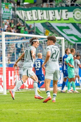 29.08.2026, xdaymx, Fussball 2.Bundesliga, Karlsruher SC - VfL Wolfsburg. Fabian Reese (VFL Wolfsburg) jubelt mit Joakim Maehle (VFL Wolfsburg) nach einem erfolgreichen Eckball von ihm, der von Hauke Wahl (VFL Wolfsburg) ins Tor geköpft wurde . (DFL DFB REGULATIONS PROHIBIT ANY USE OF PHOTOGRAPHS as IMAGE SEQUENCES and or QUASI-VIDEO) Karlsruhe *** August 29, 2026, xdaymx, Soccer 2. Bundesliga, Karlsruher SC vs. VfL Wolfsburg: Fabian Reese of VfL Wolfsburg celebrates with Joakim Maehle after successfully taking a corner kick, which was headed into the goal by Hauke Wahl (VfL Wolfsburg). DFL and DFB regulations prohibit any use of photographs as image sequences and or quasi-video. Karlsruhe