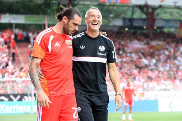 29.08.2026, xtgx, Fussball 1.Bundesliga, Union Berlin - Eintracht Frankfurt v.l. Christopher Trimmel (1. FC Union Berlin) zautz Trainer Adolf Adi Hütter (Eintracht Frankfurt) Berlin *** August 29, 2026, xtgx, Soccer, Bundesliga 1, Union Berlin vs. Eintracht Frankfurt, Christopher Trimmel, 1. FC Union Berlin, Coach Adolf Adi Hütter, Eintracht Frankfurt, Berlin