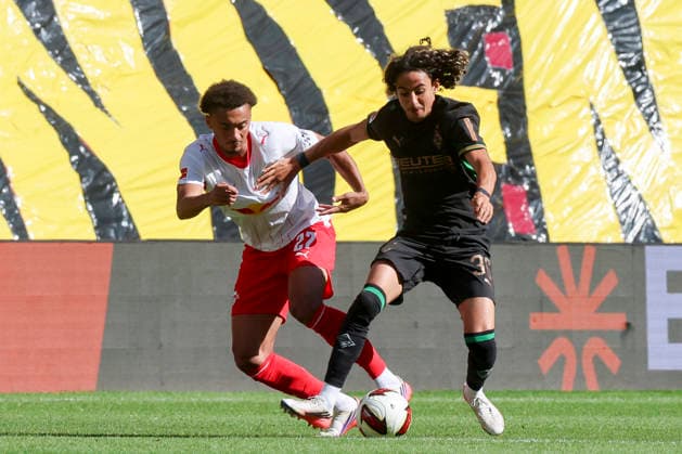 Tidiam Gomis (RB Leipzig) und Wael Mohya (Borussia Moenchengladbach kaempfen um den Ball waehrend des Spiels der 1. Bundesliga zwischen RB Leipzig und Borussia Moenchengladbach, Red Bull Arena am 29. August 2026 in Leipzig, Deutschland. (Foto von Marco Steinbrenner DeFodi Images) +++ Tidiam Gomis (RB Leipzig) und Wael Mohya (Borussia Moenchengladbach battle for the ball during the Bundesliga match between RB Leipzig and Borussia Moenchengladbach at Red Bull Arena on August 29, 2026 in Leipzig, Germany. (Photo by Marco Steinbrenner DeFodi Images) DFB DFL REGULATIONS PROHIBIT ANY USE OF PHOTOGRAPHS AS IMAGE SEQUENCES AND OR QUASI-VIDEO. (Photo by Marco Steinbrenner DeFodi Images) - *** Tidiam Gomis of RB Leipzig and Wael Mohya of Borussia Mönchengladbach battle for the ball during the Bundesliga match between RB Leipzig and Borussia Mönchengladbach, Red Bull Arena on August 29, 2026, in Leipzig, Germany. Photo by Marco Steinbrenner, DeFodi Images. Tidiam Gomis of RB Leipzig and Wael Mohya of Borussia Mönchengladbach battle for the ball during the Bundesliga match between RB Leipzig and Borussia Mönchengladbach at Red Bull Arena on August 29, 2026 in Leipzig, Germany. Photo by Marco Steinbrenner, DeFodi Images. DFB and DFL regulations prohibit any use of photographs as image sequences and or quasi-video. Photo by Marco Steinbrenner, DeFodi Images