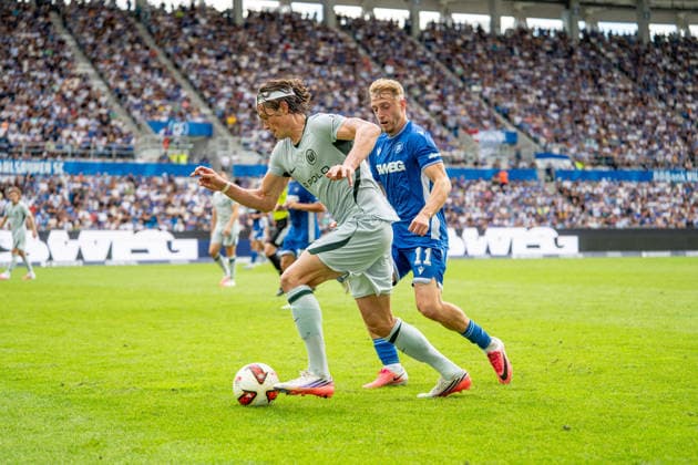 29.08.2026, xdaymx, Fussball 2.Bundesliga, Karlsruher SC - VfL Wolfsburg. vl. Fabian Reese (VFL Wolfsburg) im Laufduell mit Eichinger, Noel (Karlsruher SC). (DFL DFB REGULATIONS PROHIBIT ANY USE OF PHOTOGRAPHS as IMAGE SEQUENCES and or QUASI-VIDEO) Karlsruhe *** August 29, 2026, xdaymx, Soccer 2. Bundesliga, Karlsruher SC vs. VfL Wolfsburg, Fabian Reese of VfL Wolfsburg in a footrace with Eichinger, Noel Karlsruher SC DFL DFB REGULATIONS PROHIBIT ANY USE OF PHOTOGRAPHS AS IMAGE SEQUENCES AND OR QUASI-VIDEO Karlsruhe