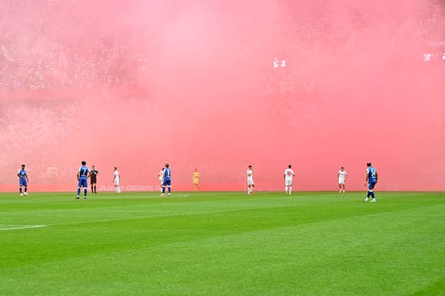 . Innenansicht mit rotem Rauch vernebelt waehrend des Spiels der 1. Bundesliga zwischen 1. FC Koeln und TSG Hoffenheim, RheinEnergieStadion am 29. August 2026 in Koeln, Deutschland. (Foto von Ralf Treese DeFodi Images) +++ . general view inside the stadium due to red smoke during the Bundesliga match between 1. FC Koeln and TSG Hoffenheim at RheinEnergieStadion on August 29, 2026 in Cologne, Germany. (Photo by Ralf Treese DeFodi Images) DFB DFL REGULATIONS PROHIBIT ANY USE OF PHOTOGRAPHS AS IMAGE SEQUENCES AND OR QUASI-VIDEO. (Photo by Ralf Treese DeFodi Images) - *** Interior view shrouded in red smoke during the Bundesliga match between 1. FC Köln and TSG Hoffenheim, RheinEnergieStadion on August 29, 2026, in Cologne, Germany. Photo by Ralf Treese, DeFodi Images. General view inside the stadium due to red smoke during the Bundesliga match between 1. FC Köln and TSG Hoffenheim at RheinEnergieStadion on August 29, 2026 in Cologne, Germany. Photo by Ralf Treese, DeFodi Images. DFB and DFL regulations prohibit any use of photographs as image sequences and or quasi-video. Photo by Ralf Treese, DeFodi Images