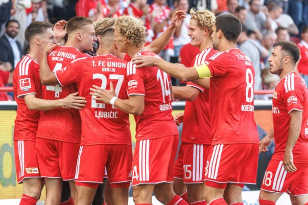 Fussball: Bundesliga, 1. Spieltag, 1. FC Union Berlin - Eintracht Frankfurt, Stadion An der Alten Foersterei. Emmanuel Latte Lath (1. FC Union Berlin) trifft zum 1:0 und freut sich mit seinen Mannschaftskollegen. DFL regulations and DFB regulations prohibit any use of photographs as image sequences and or quasi-video, Foto: Andreas Gora 1. FC Union Berlin - Eintracht Frankfurt *** Bundesliga Soccer, Matchday 1, 1 FC Union Berlin vs. Eintracht Frankfurt, Stadion An der Alten Foersterei, Emmanuel Latte, 1 FC Union Berlin scores to make it 1–0 and celebrates with his teammates. DFL and DFB regulations prohibit any use of photographs as image sequences and or quasi-video. Photo by Andreas Gora, 1 FC Union Berlin vs. Eintracht Frankfurt