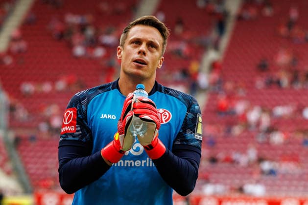 MAINZ, GERMANY - AUGUST 29: Alexander Schwolow (1. FSV Mainz 05, 1) before the Bundesliga match between 1. FSV Mainz 05 vs. SC Paderborn 07 at MEWA Arena on matchday 1 of the 1. Bundesliga on August 29, 2026 in Mainz, Germany. DFL REGULATIONS PROHIBIT ANY USE OF PHOTOGRAPHS AS IMAGE SEQUENCES AND OR QUASI-VIDEO. Copyright: xStephanxHahnex