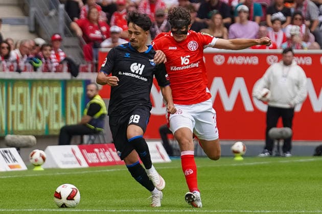 Deutschland: Fußball 1. Liga 2026 2027, 1. Spieltag - 1. FSV Mainz 05 vs SC Paderborn 07 Mewa Arena (Mainz): Fabio Gruber (FSV, 3) im Zweikampf mit Laurin Ulrich (SCP, 28) *** Germany Soccer 1st League 2026–2027, Matchday 1: FSV Mainz 05 vs. SC Paderborn 07 at Mewa Arena, Mainz; Fabio Gruber (FSV), No. 3, in a tackle with Laurin Ulrich (SCP), No. 28 Copyright: xTobiasxWentzellx