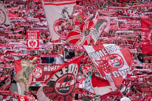 Deutschland: 1. Bundesliga 2026 2027, 1. Spieltag, 1.FC Köln vs TSG Hoffenheim, Samstag, 29.08.2026 RheinEnergier-Stadion (Köln-Nordrhein-Westfalen): Fankurve, Pyro, Bengalos, Nebel, rote Leuchtfackeln, Fahnen, Ultras, Support, Köln RheinEnergie-Stadion Deutschland *** Germany 1 Bundesliga 2026–2027, Matchday 1, 1. FC Köln vs. TSG Hoffenheim, Saturday, August 29, 2026, RheinEnergie Stadium, Cologne, North Rhine-Westphalia, fan section, pyrotechnics, flares, smoke, red flares, flags, Ultras, fan support, Cologne, RheinEnergie Stadium, Germany Copyright: xOrhanxHabashx