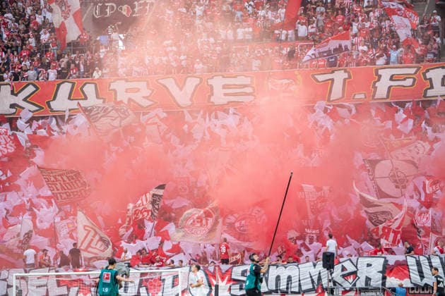 Deutschland: 1. Bundesliga 2026 2027, 1. Spieltag, 1.FC Köln vs TSG Hoffenheim, Samstag, 29.08.2026 RheinEnergier-Stadion (Köln-Nordrhein-Westfalen): Fankurve, Pyrotechnik, Pyro, Bengalos, Rauch, Nebel, rote Leuchtfackeln, Fahnen, Ultras, Support, Spielunterbrechung, Sicherheit Köln RheinEnergie-Stadion Deutschland *** Germany 1 Bundesliga 2026–2027, Matchday 1, 1. FC Köln vs. TSG Hoffenheim, Saturday, August 29, 2026, RheinEnergie Stadium, Cologne, North Rhine-Westphalia, Fan Section, pyrotechnics, pyro, flares, smoke, fog, red flares, flags, ultras, fan support, game interruption, security, Cologne, RheinEnergie Stadium, Germany Copyright: xOrhanxHabashx