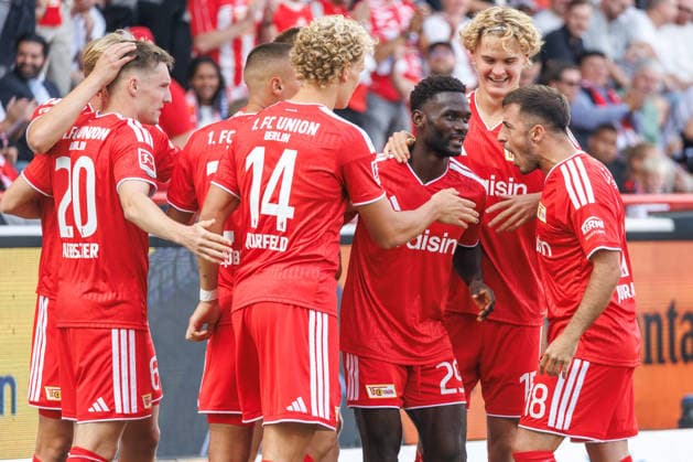 Fussball: Bundesliga, 1. Spieltag, 1. FC Union Berlin - Eintracht Frankfurt, Stadion An der Alten Foersterei. Emmanuel Latte Lath (1. FC Union Berlin) trifft zum 1:0 und freut sich mit seinen Mannschaftskollegen. DFL regulations and DFB regulations prohibit any use of photographs as image sequences and or quasi-video, Foto: Andreas Gora 1. FC Union Berlin - Eintracht Frankfurt *** Bundesliga Soccer, Matchday 1, 1. FC Union Berlin vs. Eintracht Frankfurt, Stadion An der Alten Foersterei. Emmanuel Latte scores to make it 1–0 for 1. FC Union Berlin and celebrates with his teammates. DFL and DFB regulations prohibit any use of photographs as image sequences and or quasi-video. Photo: Andreas Gora. 1. FC Union Berlin vs. Eintracht Frankfurt