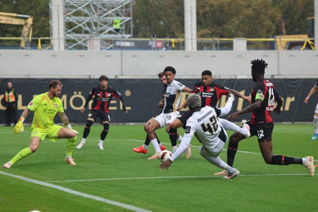 29.08.2026, Fussball, Herren, 1. Bundesliga, Saison 2026 2027, SV 07 Elversberg - Bayer 04 Leverkusen, Mark Flekken (Bayer 04 Leverkusen), David Mokwa (SV 07 Elversberg), Francis Onyeka (SV 07 Elversberg), Edmond Tapsoba (Bayer 04 Leverkusen) Elversberg Ursapharm-Arena an der Kaiserlinde Saarland Deutschland (DEU) *** August 29, 2026, Soccer, Men s, 1. Bundesliga, 2026–2027 Season, SV 07 Elversberg vs. Bayer 04 Leverkusen, Mark Flekken (Bayer 04 Leverkusen), David Mokwa (SV 07 Elversberg), Francis Onyeka (SV 07 Elversberg), Edmond Tapsoba (Bayer 04 Leverkusen), Elversberg Ursapharm Arena an der Kaiserlinde, Saarland, Germany, DEU Copyright: xSebastianxBachx