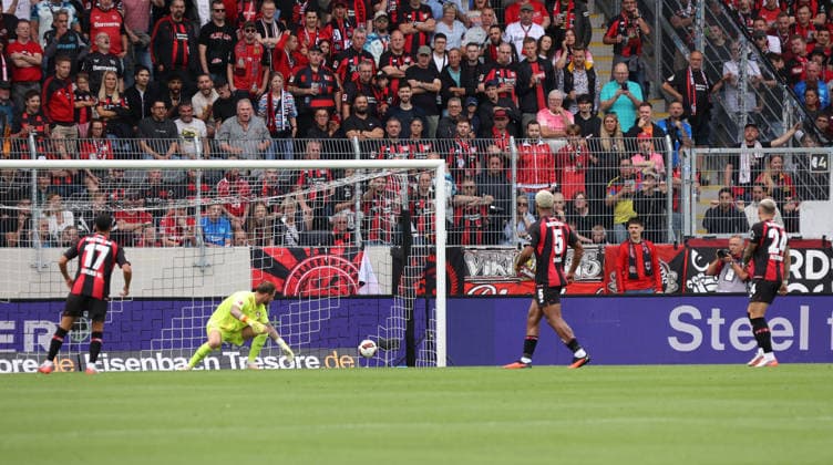 29.08.2026, Fussball, Herren, 1. Bundesliga, Saison 2026 2027, SV 07 Elversberg - Bayer 04 Leverkusen, Lukas Petkov (SV 07 Elversberg) erzielt das Tor zum 1:0, Torschuss zum 1:0, Mark Flekken (Bayer 04 Leverkusen) machtlos Elversberg Ursapharm-Arena an der Kaiserlinde Saarland Deutschland *** August 29, 2026, Soccer, Men s, Bundesliga 1, 2026–2027 Season, SV 07 Elversberg vs. Bayer 04 Leverkusen, Lukas Petkov of SV 07 Elversberg scores the 1–0 goal; shot on goal for the 1–0; Mark Flekken of Bayer 04 Leverkusen is powerless to stop it; Elversberg Ursapharm Arena an der Kaiserlinde, Saarland, Germany Copyright: xSebastianxBachx
