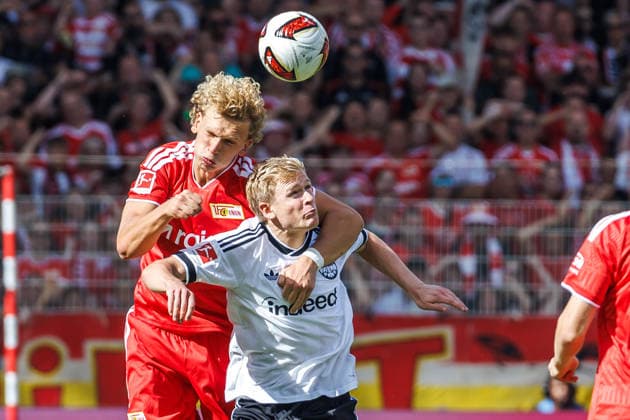 Fussball: Bundesliga, 1. Spieltag, 1. FC Union Berlin - Eintracht Frankfurt, Stadion An der Alten Foersterei. Leopold Querfeld (1. FC Union Berlin) kaempft gegen Jonathan Burkardt (Eintracht Frankfurt) um den Ball. DFL regulations and DFB regulations prohibit any use of photographs as image sequences and or quasi-video, Foto: Andreas Gora 1. FC Union Berlin - Eintracht Frankfurt *** Bundesliga Soccer, Matchday 1, 1. FC Union Berlin vs. Eintracht Frankfurt, Stadion An der Alten Foersterei, Leopold Querfeld. 1. FC Union Berlin battles Eintracht Frankfurt’s Jonathan Burkardt for the ball. DFL and DFB regulations prohibit any use of photographs as image sequences and or quasi-video. Photo by Andreas Gora. 1. FC Union Berlin vs. Eintracht Frankfurt