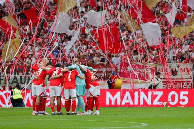 Im Bild: Die Startelf vom FSV Mainz 05 bespricht sich vor Anpfiff und im Hintergrund feiern die Fans mit Konfetti 29.08.2026, FSV Mainz 05 - SC Paderborn 07, 1. Bundesliga, 1. Spieltag, Deutschland, Mainz, MEWA Arena, DFL REGULATIONS PROHIBIT ANY USE OF PHOTOGRAPHS AS IMAGE SEQUENCES AND OR QUASI-VIDEO. *** In the photo: The FSV Mainz 05 starting lineup discusses the game before kickoff, while fans celebrate with confetti in the background, August 29, 2026, FSV Mainz 05 vs. SC Paderborn 07, Bundesliga 1, Matchday 1, Germany, Mainz, MEWA Arena, DFL REGULATIONS PROHIBIT ANY USE OF PHOTOGRAPHS AS IMAGE SEQUENCES AND OR QUASI-VIDEO Copyright: HMBxMedia xJulienxBecker