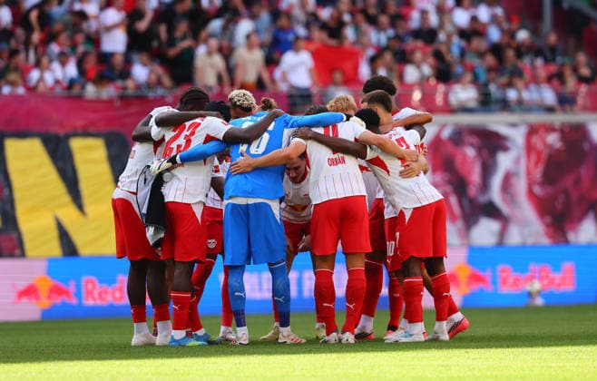 RB Leipzig - Moenchengladbach Bundesliga Leipzig, 29.08.2026, Red Bull Arena, Fussball, Bundesliga, Spieltag 1 , RB Leipzig vs. VFL Borussia Moenchengladbach , Im Bild: Mannschaftskreis RB Leipzig , *** RB Leipzig vs. Mönchengladbach, Bundesliga, Leipzig, August 29, 2026, Red Bull Arena, Soccer, Bundesliga, Matchday 1, RB Leipzig vs. VFL Borussia Mönchengladbach, Pictured: RB Leipzig team huddle,