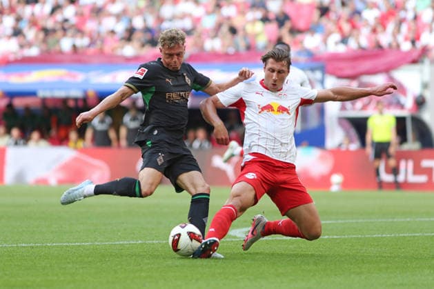 1. Fußball Bundesliga: RB Leipzig - Borussia Mönchengladbach; 29.08.2026 Robin Hack (25, Borussia Mönchengladbach) gegen Willi Orban (4, RB Leipzig). LEIPZIG, DEUTSCHLAND - AUGUST 29: Bundesliga-Spiel RB Leipzig - Borussia Mönchengladbach in der Red Bull Arena am 1. Spieltag der 1. Bundesliga am August 29, 2026 in Leipzig, Deutschland. DFL REGULATIONS PROHIBIT ANY USE OF PHOTOGRAPHS AS IMAGE SEQUENCES AND OR QUASI-VIDEO. *** 1 German Bundesliga: RB Leipzig vs. Borussia Mönchengladbach, August 29, 2026—Robin Hack (25), Borussia Mönchengladbach, vs. Willi Orban (4), RB Leipzig, LEIPZIG, GERMANY AUGUST 29 Bundesliga match between RB Leipzig and Borussia Mönchengladbach at the Red Bull Arena on Matchday 1 of the Bundesliga on August 29, 2026 in Leipzig, Germany. DFL regulations prohibit any use of photographs as image sequences and or quasi-video. Copyright: xBEAUTIFULxSPORTS JanxKaeferx