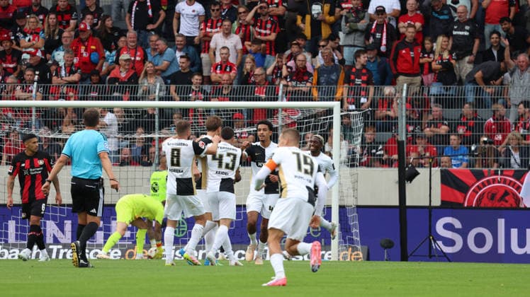 29.08.2026, xrekx, Fussball 1.Bundesliga, SV Elversberg - Bayer 04 Leverkusen v.l. Torjubel nach dem Tor zum celebrating the goal celebrate 1:0 durch Lukas Petkov (SV 07 Elversberg) (DFL DFB REGULATIONS PROHIBIT ANY USE OF PHOTOGRAPHS as IMAGE SEQUENCES and or QUASI-VIDEO) Elversberg *** August 29, 2026, xrekx, Soccer, Bundesliga 1, SV Elversberg vs. Bayer 04 Leverkusen: Goal celebration after Lukas Petkov scored the 1–0 goal for SV 07 Elversberg. DFL and DFB regulations prohibit any use of photographs as image sequences and or quasi-video. Elversberg