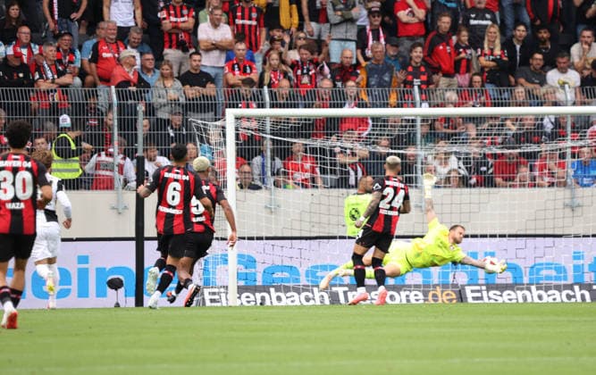 29.08.2026, Fussball, Herren, 1. Bundesliga, Saison 2026 2027, SV 07 Elversberg - Bayer 04 Leverkusen, Cole Campbell (SV 07 Elversberg) erzielt gegen Mark Flekken (Bayer 04 Leverkusen) das Tor zum 2:0 Elversberg Ursapharm-Arena an der Kaiserlinde Saarland Deutschland *** August 29, 2026, Soccer, Men s, Bundesliga 1, 2026–2027 Season, SV 07 Elversberg vs. Bayer 04 Leverkusen, Cole Campbell of SV 07 Elversberg scores the goal to make it 2–0 against Mark Flekken of Bayer 04 Leverkusen at the Ursapharm Arena in Kaiserlinde, Saarland, Germany Copyright: xSebastianxBachx