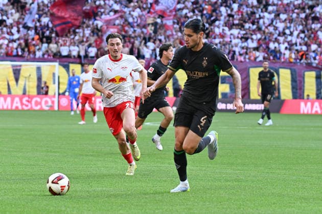 Fußball I Herren I Saison 2026-2027 I Bundesliga I 1. Spieltag I RB Leipzig - Borussia Mönchengladbach I 29.08.2026 Rocco Reitz (20, RB Leipzig) sucht den Zweikampf mit Kevin Diks (4, Borussia Mönchengladbach) Leipzig Red Bull Arena Sachsen Deutschland *** Soccer I Men s I 2026–2027 Season I Bundesliga I Matchday 1 I RB Leipzig vs. Borussia Mönchengladbach I August 29, 2026 Rocco Reitz 20, RB Leipzig challenges Kevin Diks 4, Borussia Mönchengladbach, Leipzig, Red Bull Arena, Saxony, Germany Copyright: xLobeca InesxHähnelx