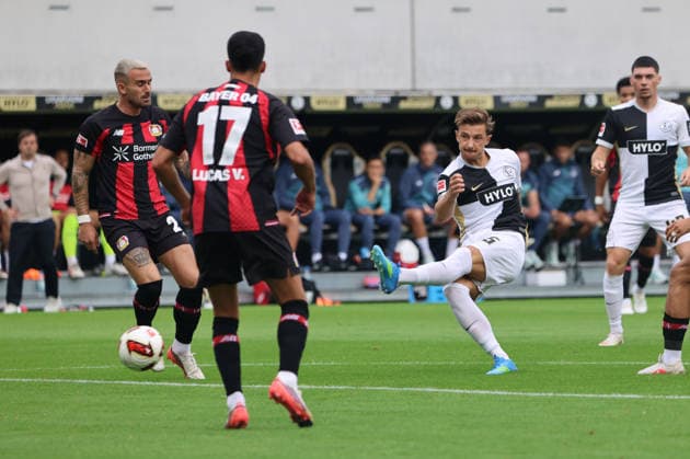 29.08.2026, Fussball, Herren, 1. Bundesliga, Saison 2026 2027, SV 07 Elversberg - Bayer 04 Leverkusen, Torschuss zum 1:0, Torschütze: Lukas Petkov (SV 07 Elversberg) Elversberg Ursapharm-Arena an der Kaiserlinde Saarland Deutschland (DEU) *** August 29, 2026, Soccer, Men s, Bundesliga 1, 2026–2027 Season, SV 07 Elversberg vs. Bayer 04 Leverkusen, shot on goal for the 1–0 lead, goal scorer Lukas Petkov, SV 07 Elversberg, Elversberg, Ursapharm Arena an der Kaiserlinde, Saarland, Germany, DEU Copyright: xSebastianxBachx