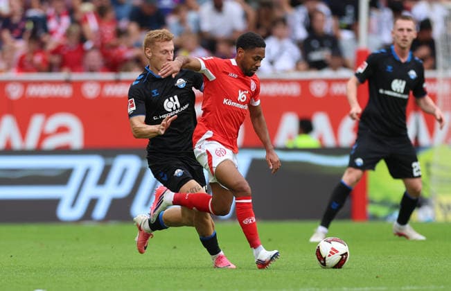 29.08.2026, Fussball Bundesliga, 1. FSV Mainz 05 - SC Paderborn, v.l., Laurin Curda (SC Paderborn), Phillipp Mwene (FSV Mainz 05) DFL DFB REGULATIONS PROHIBIT ANY USE OF PHOTOGRAPHS AS IMAGE SEQUENCES AND OR QUASI-VIDEO. xdcx *** August 29, 2026, Bundesliga, 1. FSV Mainz 05 vs. SC Paderborn, from left: Laurin Curda, SC Paderborn; Phillipp Mwene, FSV Mainz 05. DFL and DFB regulations prohibit any use of photographs as image sequences and or quasi-video. xdcx Copyright: HMBxMedia Claus