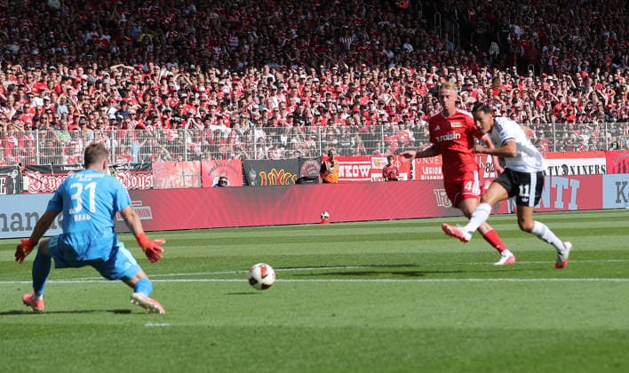 Torwart Matheo Raab, Younes Ebnoutalib erzielt das Tor zum 1:2, Zeno Van Den Bosch Zweikampf Spielszene Aktion Fußball Fussball Bundesliga Herren DFL 1. Spieltag Saison 2026 2027 29.08.2026 1.FC Union Berlin FCU vs SG Eintracht Frankfurt SGE DFL regulations prohibit any use of photographs as image sequences and or quasi-video. *** Goalkeeper Matheo Raab, Younes Ebnoutalib scores the goal to make it 1–2, Zeno Van Den Bosch, tackle, game action, sports, soccer, Bundesliga, men s, DFL, Matchday 1, 2026–2027 season, August 29, 2026, 1. FC Union Berlin (FCU) vs. SG Eintracht Frankfurt (SGE). DFL regulations prohibit any use of photographs as image sequences and or quasi-video