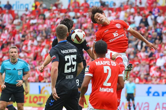 Mainz, Deutschland 29. August 2026: 1. BL - 2026 2027 - Sp. 1 - 1. FSV Mainz 05 gegen SC Paderborn 07 Im Bild: v. li. im Zweikampf Laurin Ulrich (SCP) gegen Kaishu Sano (FSV). DFL regulations prohibit any use of photographs as image sequences and or quasi-video Mewa Arena Rheinland - Pfalz *** Mainz, Germany, August 29, 2026, Bundesliga 1 2026–2027, Matchday 1, 1:00 PM: FSV Mainz 05 vs. SC Paderborn 07. Pictured, from left, in a tackle: Laurin Ulrich (SCP) against Kaishu Sano (FSV). DFL regulations prohibit any use of photographs as image sequences and or quasi-video. Mewa Arena, Rhineland-Palatinate Copyright: xFotostandx xRacochax
