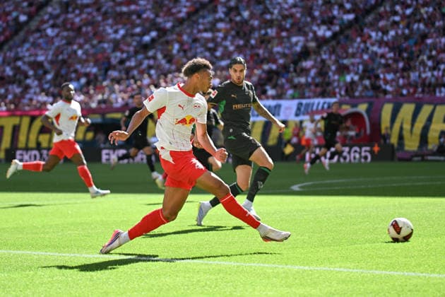 Fußball I Herren I Saison 2026-2027 I Bundesliga I 1. Spieltag I RB Leipzig - Borussia Mönchengladbach I 29.08.2026 Tidiam Gomis (27, RB Leipzig) schießt aufs Tor Leipzig Red Bull Arena Sachsen Deutschland *** Soccer I Men s I 2026–2027 Season I Bundesliga I Matchday 1 I RB Leipzig vs. Borussia Mönchengladbach I August 29, 2026: Tidiam Gomis, 27, RB Leipzig takes a shot on goal at the Red Bull Arena in Leipzig, Saxony, Germany Copyright: xLobeca InesxHähnelx