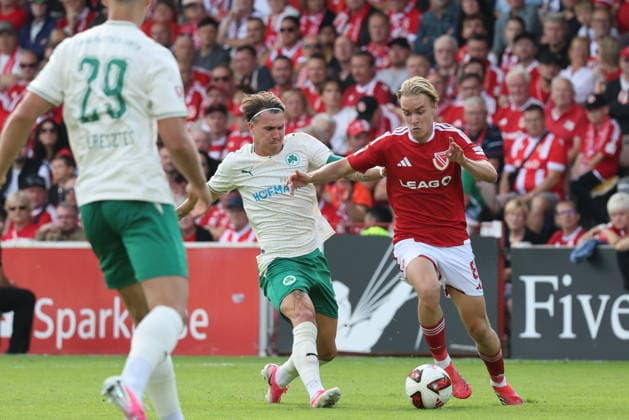 8 Lukas Michelbrink (Energie Cottbus, r,) im Duell mit 30 Felix Klaus (Fürth) Fussball 2. Bundesliga 2026 2027 FC Energie Cottbus - SpVgg Greuther Fürth *** 8 Lukas Michelbrink (Energie Cottbus), right, in a duel with 30 Felix Klaus (Fürth) Soccer 2. Bundesliga 2026–2027 FC Energie Cottbus vs. SpVgg Greuther Fürth