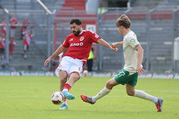 10 Tolcay Cigerci (Energie Cottbus, l.), 27 Luca Itter (Fürth) Fussball 2. Bundesliga 2026 2027 FC Energie Cottbus - SpVgg Greuther Fürth *** 10 Tolcay Cigerci, Energie Cottbus, left, 27 Luca Itter, Fürth Soccer, 2. Bundesliga 2026–2027, FC Energie Cottbus vs. SpVgg Greuther Fürth