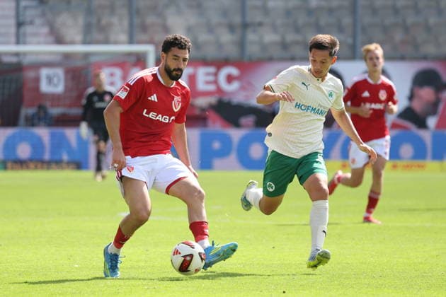 10 Tolcay Cigerci (Energie Cottbus, l.) verfolgt von 8 Shinta Appelkamp (Fürth) Fussball 2. Bundesliga 2026 2027 FC Energie Cottbus - SpVgg Greuther Fürth *** 10 Tolcay Cigerci, Energie Cottbus, marked by 8 Shinta Appelkamp, Fürth Soccer, 2. Bundesliga 2026–2027, FC Energie Cottbus vs. SpVgg Greuther Fürth
