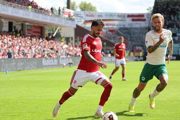 32 Leonardo Bittencourt (Energie Cottbus, l.), 10 Ole Pohlmann (Fürth) Fussball 2. Bundesliga 2026 2027 FC Energie Cottbus - SpVgg Greuther Fürth *** 32 Leonardo Bittencourt, Energie Cottbus, l, 10 Ole Pohlmann, Fürth, Soccer, 2. Bundesliga, 2026–2027, FC Energie Cottbus, SpVgg Greuther Fürth