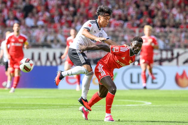 im Bild v.l.: Keita Kosugi (E Frankfurt, 26), Emmanuel Latte Lath (Union Berlin, 29), Zweikampf, Action, Kampf, kaempft um den Ball, GER, Berlin, Fussball, 1. FC Union Berlin vs Eintracht Frankfurt, in der Alten Försterei, 29.08.2026, DFB DFL REGULATIONS PROHIBIT ANY USE OF PHOTOGRAPHS AS IMAGE SEQUENCES AND OR QUASI-VIDEO, *** In the photo, from left: Keita Kosugi (E) Frankfurt, 26; Emmanuel Latte Lath (L) Union Berlin, 29; tackle, action, battle, fighting for the ball, GER, Berlin, soccer, 1. FC Union Berlin vs. Eintracht Frankfurt, at the Alte Försterei, August 29, 2026, DFB and DFL regulations prohibit any use of photographs as image sequences and or quasi-video, Copyright: HMBxMedia UwexKoch