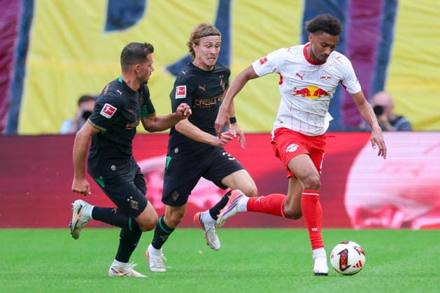 Kevin Stoeger (Borussia Moenchengladbach), Hugo Bolin (Borussia Moenchengladbach) und Tidiam Gomis (RB Leipzig) kaempfen um den Ball waehrend des Spiels der 1. Bundesliga zwischen RB Leipzig und Borussia Moenchengladbach, Red Bull Arena am 29. August 2026 in Leipzig, Deutschland. (Foto von Marco Steinbrenner DeFodi Images) +++ Kevin Stoeger (Borussia Moenchengladbach), Hugo Bolin (Borussia Moenchengladbach) und Tidiam Gomis (RB Leipzig) battle for the ball during the Bundesliga match between RB Leipzig and Borussia Moenchengladbach at Red Bull Arena on August 29, 2026 in Leipzig, Germany. (Photo by Marco Steinbrenner DeFodi Images) DFB DFL REGULATIONS PROHIBIT ANY USE OF PHOTOGRAPHS AS IMAGE SEQUENCES AND OR QUASI-VIDEO. (Photo by Marco Steinbrenner DeFodi Images) - *** Kevin Stoeger of Borussia Mönchengladbach, Hugo Bolin of Borussia Mönchengladbach, and Tidiam Gomis of RB Leipzig battle for the ball during the Bundesliga match between RB Leipzig and Borussia Mönchengladbach, Red Bull Arena on August 29, 2026, in Leipzig, Germany. Photo by Marco Steinbrenner, DeFodi Images. Kevin Stoeger of Borussia Mönchengladbach, Hugo Bolin of Borussia Mönchengladbach and Tidiam Gomis of RB Leipzig battle for the ball during the Bundesliga match between RB Leipzig and Borussia Mönchengladbach at Red Bull Arena on August 29, 2026 in Leipzig, Germany. Photo by Marco Steinbrenner, DeFodi Images. DFB and DFL regulations prohibit any use of photographs as image sequences and or quasi-video. Photo by Marco Steinbrenner, DeFodi Images.