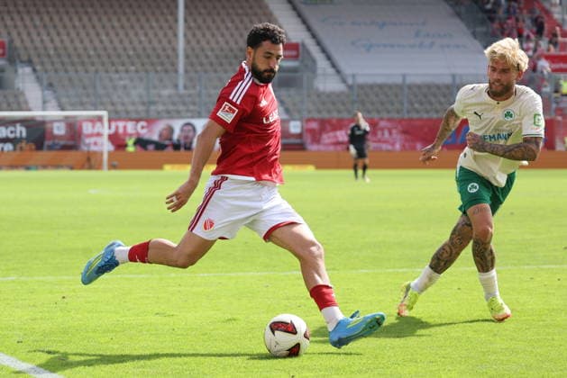 10 Tolcay Cigerci (Energie Cottbus, l.), 10 Ole Pohlmann (Fürth) Fussball 2. Bundesliga 2026 2027 FC Energie Cottbus - SpVgg Greuther Fürth *** 10 Tolcay Cigerci, Energie Cottbus, l, 10 Ole Pohlmann, Fürth, Soccer, 2. Bundesliga, 2026–2027, FC Energie Cottbus, SpVgg Greuther Fürth