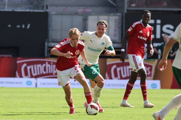 30 Felix Klaus (Fürth) verfolgt 8 Lukas Michelbrink (Energie Cottbus) Fussball 2. Bundesliga 2026 2027 FC Energie Cottbus - SpVgg Greuther Fürth *** 30 Felix Klaus Fürth vs. 8 Lukas Michelbrink Energie Cottbus Soccer 2. Bundesliga 2026 2027 FC Energie Cottbus SpVgg Greuther Fürth