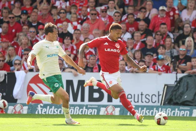 31 Justin Butler (Energie Cottbus) am Ball Fussball 2. Bundesliga 2026 2027 FC Energie Cottbus - SpVgg Greuther Fürth *** 31 Justin Butler, Energie Cottbus, in Action: Soccer, 2. Bundesliga, 2026–2027, FC Energie Cottbus vs. SpVgg Greuther Fürth