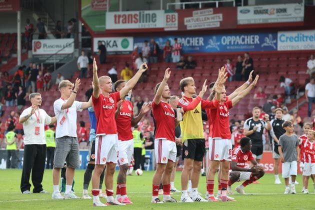 Die Cottbuser Mannschaft bedankt sich bei den Fans. Fussball 2. Bundesliga 2026 2027 FC Energie Cottbus - SpVgg Greuther Fürth *** The Cottbus team thanks its fans: Soccer, 2. Bundesliga, 2026–2027, FC Energie Cottbus vs. SpVgg Greuther Fürth